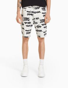 Oferta de Calções bermuda de ganga com rasgões e estampado por 29,99€ em Bershka
