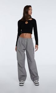 Oferta de Calças parachute de popelina com stoppers por 17,99€ em Stradivarius