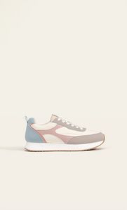 Oferta de Sapatilhas desportivas running com várias peças por 15,59€ em Stradivarius