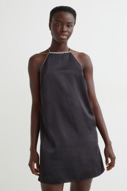 Oferta de Vestido em cetim com strass por 22,99€ em H&M