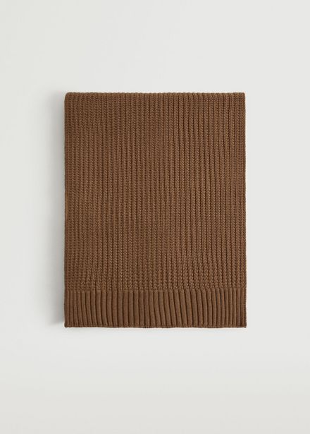 Oferta de Cachecol de lã com estrutura por 9,99€ em Mango