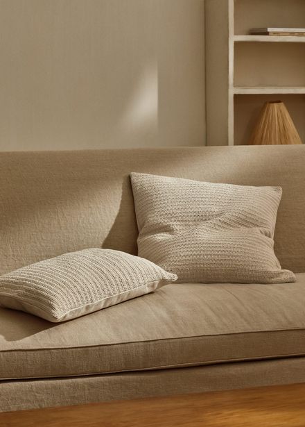 Oferta de Capa de almofada decorativa de algodão com textura 60 x 60 cm por 12,99€ em Mango