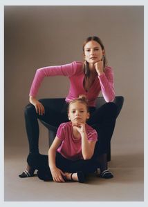 Oferta de T-shirt veludo por 7,99€ em Mango