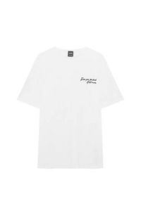 Oferta de T-shirt de manga curta com texto bordado por 12,99€ em Pull & Bear