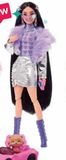 Oferta de Barbie - Boneca Extra - Casaco com pelo e botas roxas por 30,99€ em Toys R Us